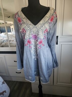 JOHNNY WAS Beautiful Embroidered V-Neck Tunic w/Floral Detail - Size XL- NWOT